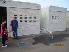 消火器の使用方法を確認します。